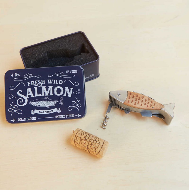 Coltellino multiuso a forma di salmone con finiture in legno contenuto in una scatola di latta